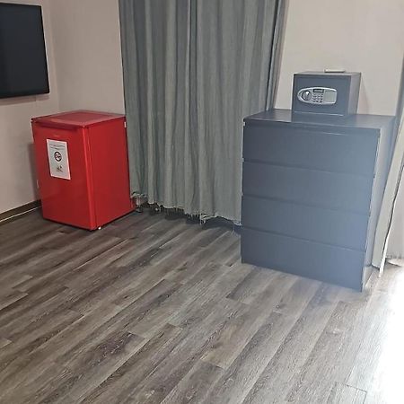 Preiswertes Zimmer Zum Uebernachten Цюрих Экстерьер фото
